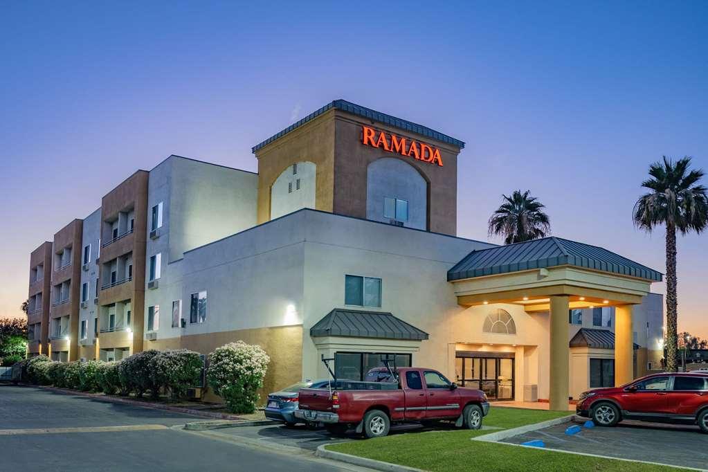 Ramada By Wyndham Bakersfield Hotel Exterior foto